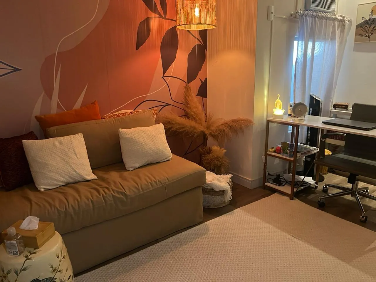Espaço de acolhimento com sofá e decoração em tons quentes