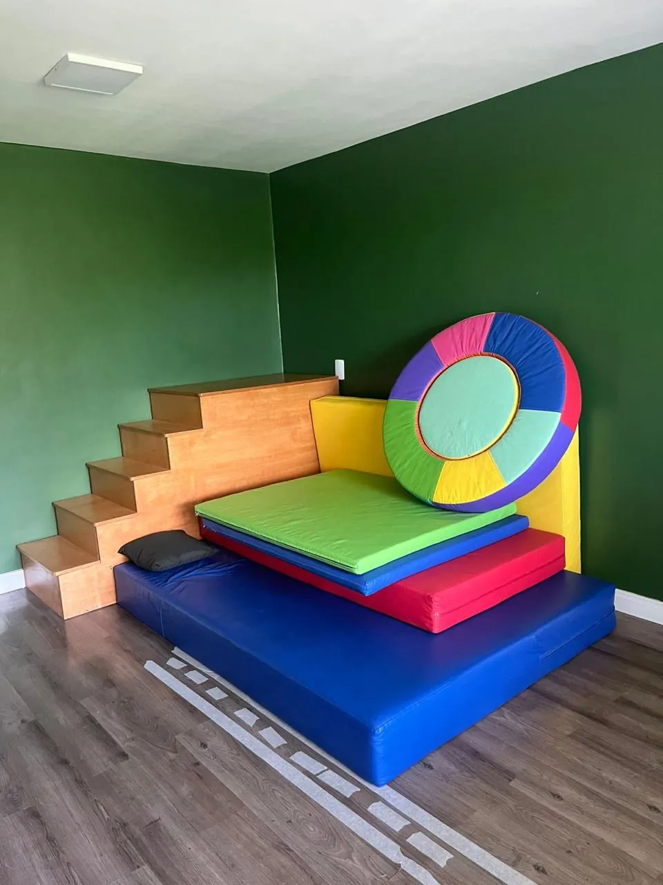 Espaço infantil com materiais lúdicos e tapetes coloridos