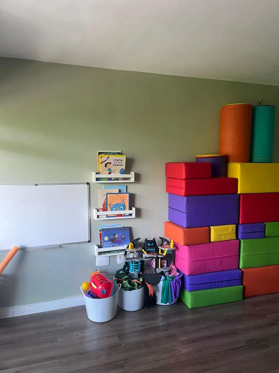 Materiais e livros disponíveis no espaço de atendimento infantil
