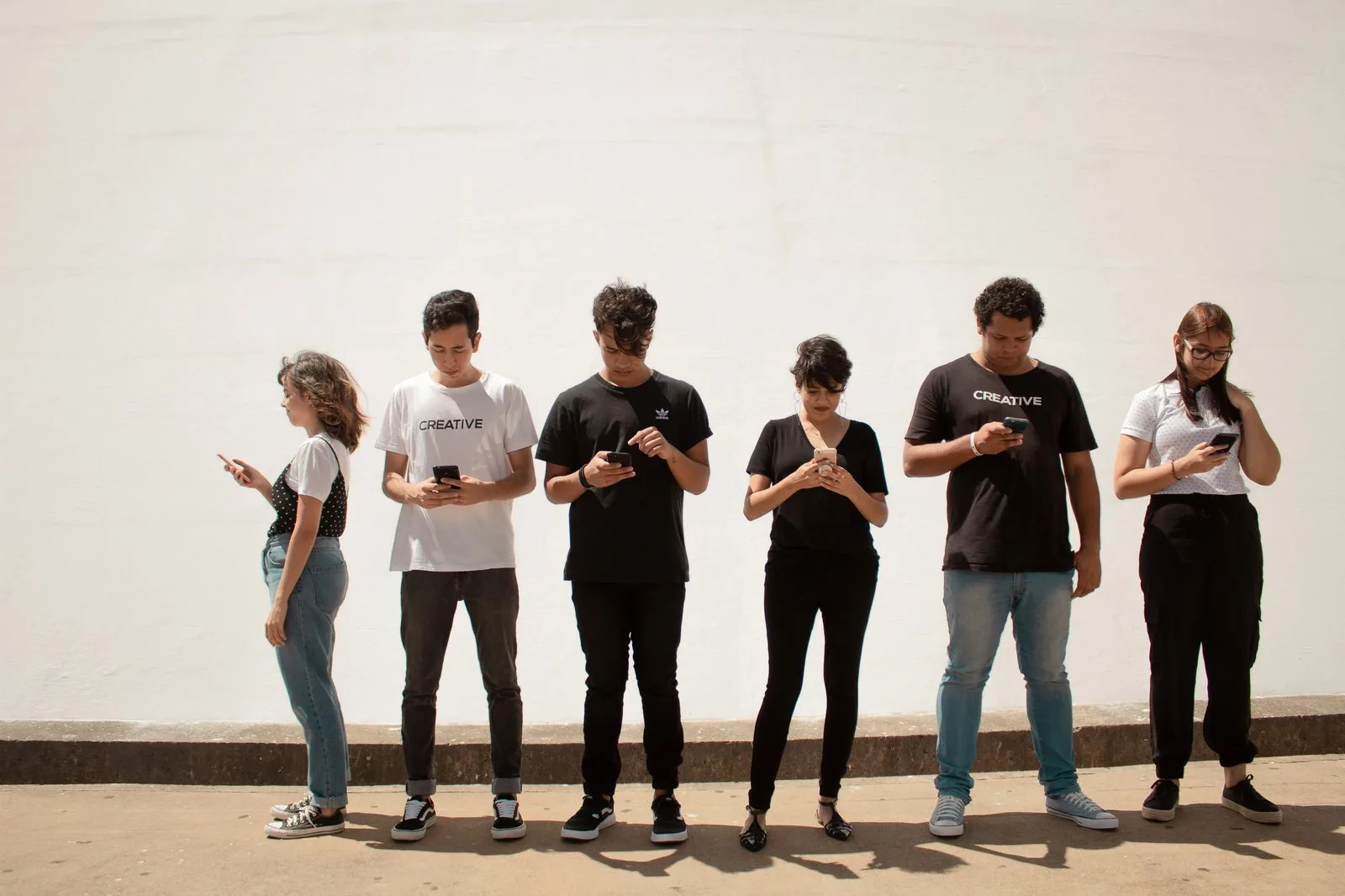 Adolescentes usando o celular, ilustrando o uso das redes sociais