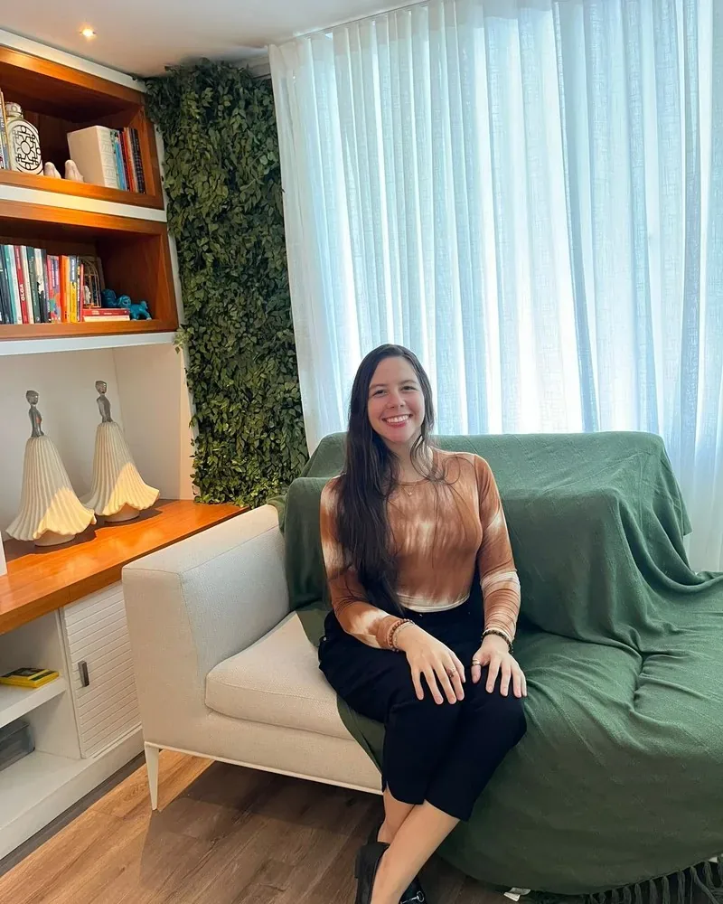 Consultório acolhedor de Maria Eduarda Mendonça, psicóloga na Barra da Tijuca, Rio de Janeiro
